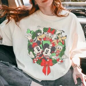 Vintage Disney Christmas Mickey And Friends Group Shot Christmas Wreath Shirt 2X